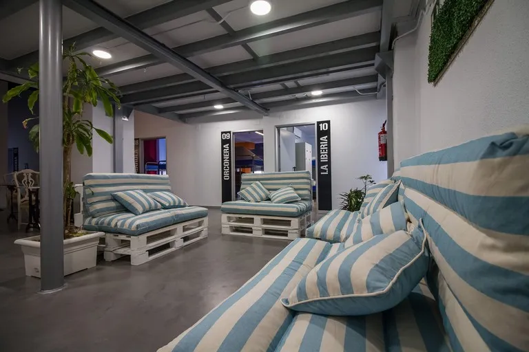 Todo el albergue de hierro