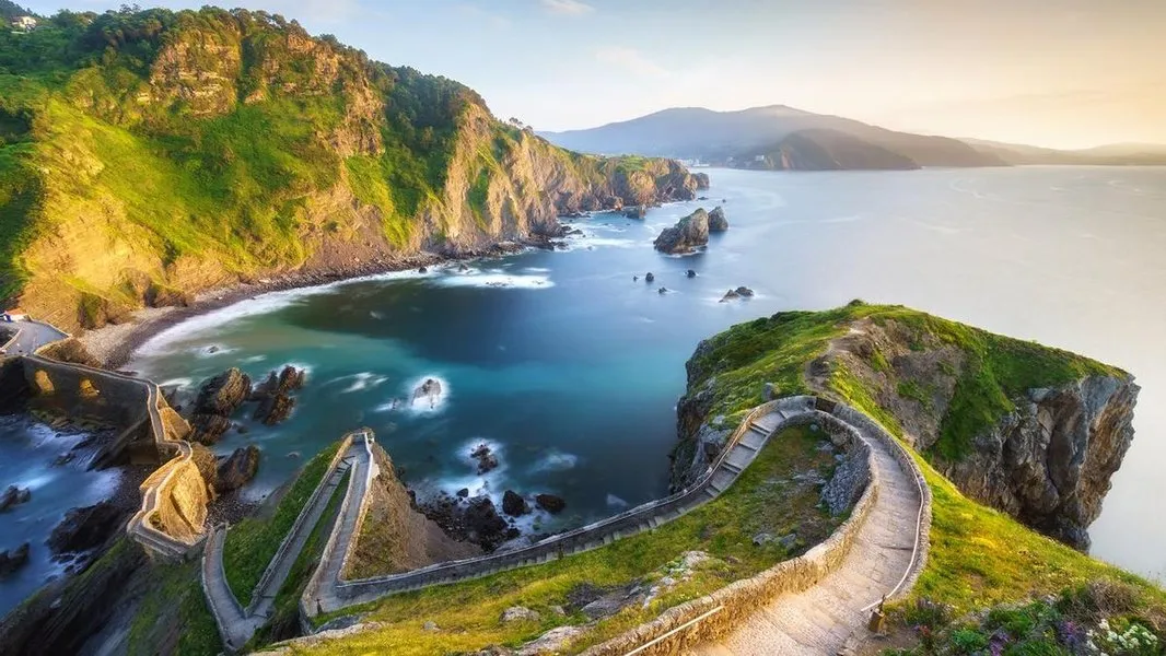 Paisaje costero cerca de San Juan de Gaztelugatxe