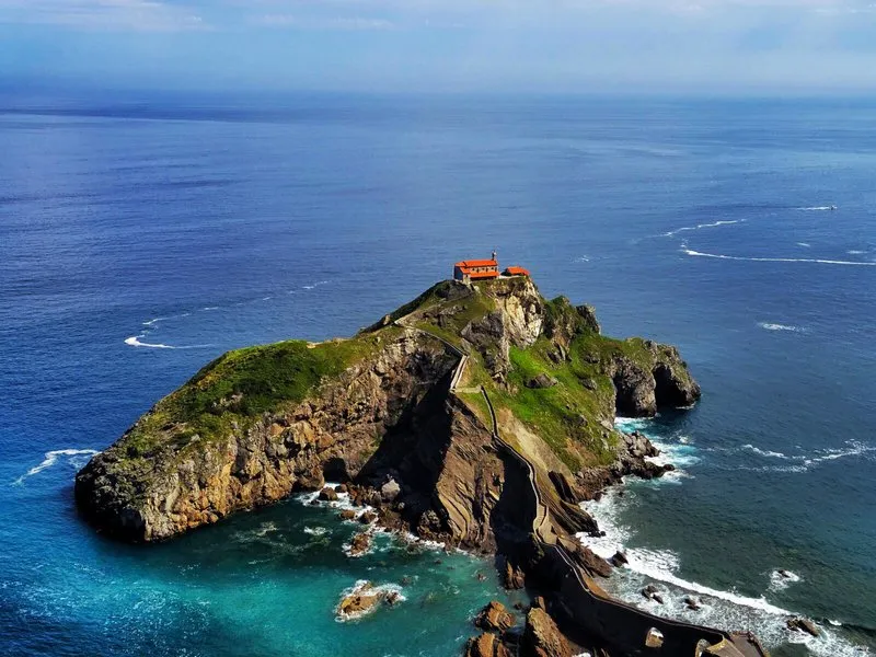 Vista panorámica de San Juan de Gaztelugatxe con el puente y la ermita