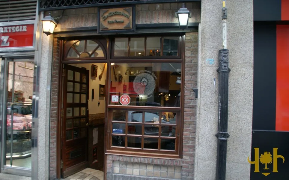 Interior cálido del Wicklow Arms, con mesas de madera y decoración irlandesa