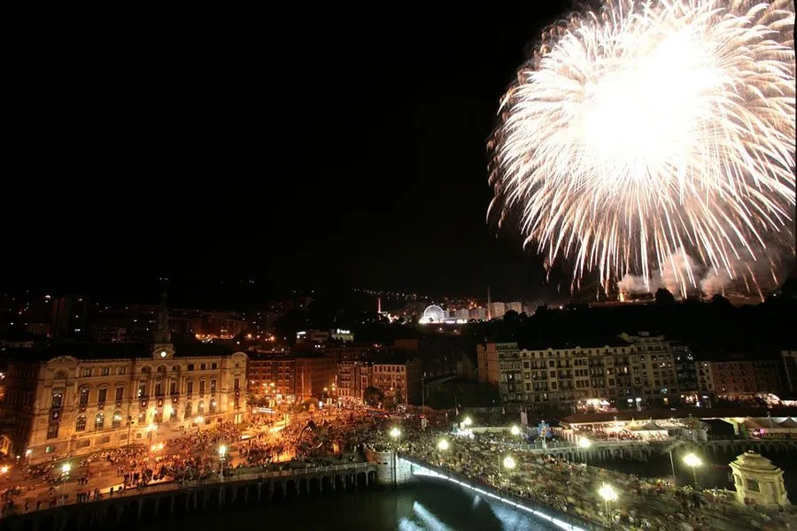 Fuegos artificiales sobre la ría de Bilbao durante Aste Nagusia
