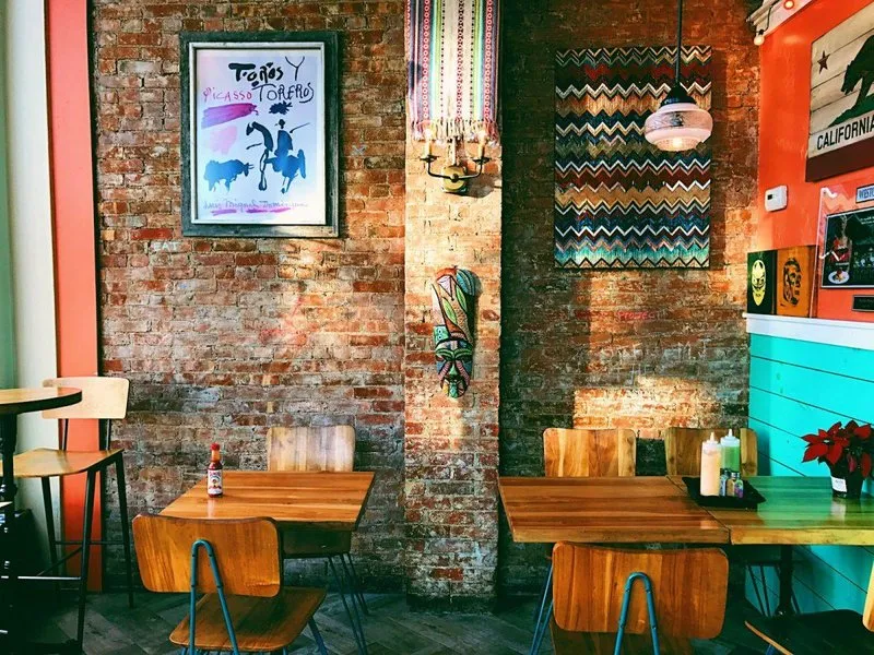 Vibrante decoración mexicana que te transporta a un auténtico ambiente de cantina.