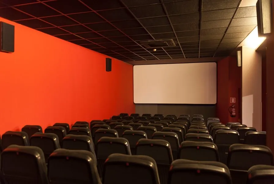 Una de las modernas salas del Cine Golem Alhóndiga.