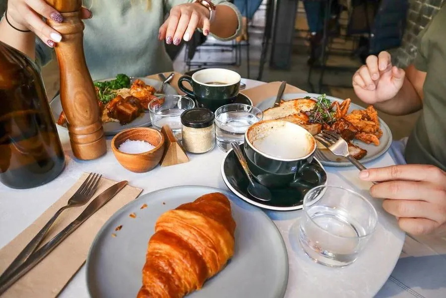 Una acogedora cafetería en Bilbao, invitando a disfrutar de un momento de tranquilidad.